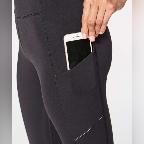 SOLD Lululemon Speed Up Crop 21" in Black Size 6 - Picture 4 of 10